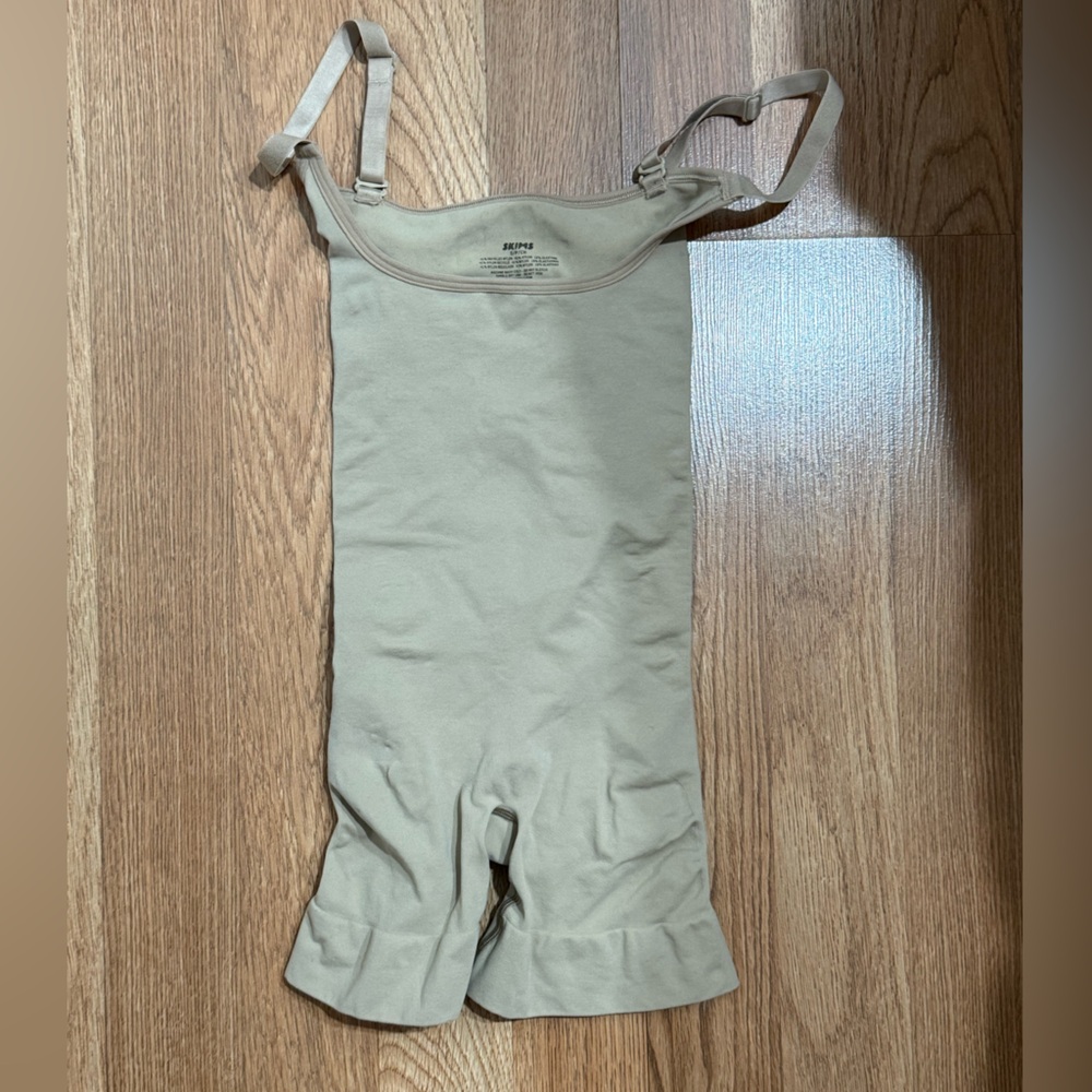 SKIMS SEAMLESS SCULPT OPEN BUST SHORTIE BODYSUIT